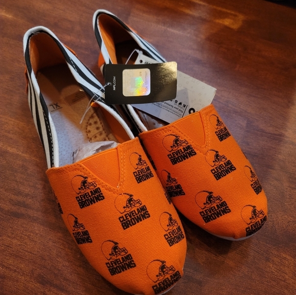 NWT Womens Cleveland Browns Canvas Slip-on Shoe Sz.XL (11-12) - Picture 1 of 7